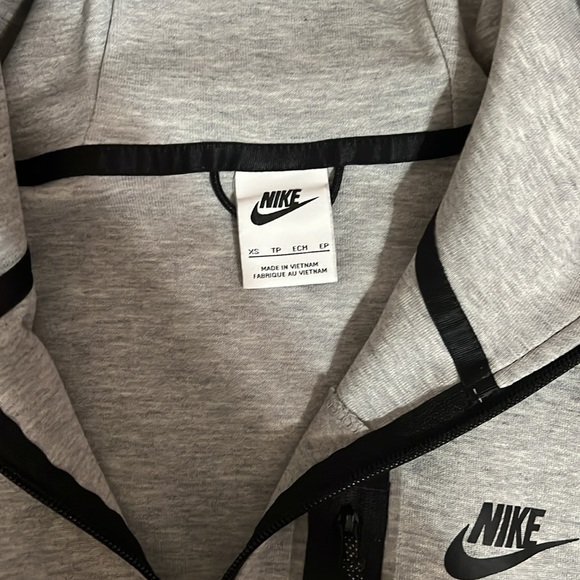 I am selling a women’s gray Nike jacket - Picture 2 of 4